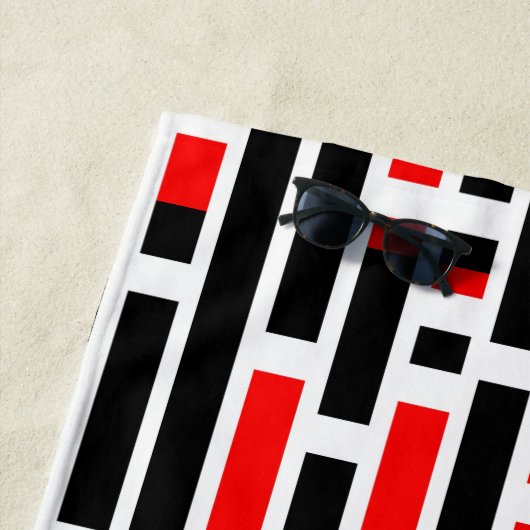 Retro Art Deco Red Black Monogram Abstract patroon Strandlaken (In situ)