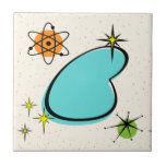 Retro Atomic Boomerang keramische teile Tegeltje<br><div class="desc">Dit Retro Atomic Boomerang- en Starburstpatroon is het epitome van de moderne tijd uit de middeleeuwse tijd. Met zijn grote turquoise boomerang omgeven door kitschy starbursts en oranje en groene cirkels voor wat extra grillen, is dit geïnspireerde patroon zo stijlvol en retro genoeg om klassiek te zijn. Wees de coolste...</div>