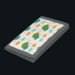 Retro Atomic Mobile Pattern Nylon Wallet Drievoud Portemonnee<br><div class="desc">Deze Retro Atomic Mobile Pattern Nylon Wallet is de moderne moderne stijl uit de middeleeuwen. Het geïnspireerde ontwerp kenmerkt een crèmeachtergrond met kleurrijke puntige ovalen in turquoise, oranje, blauwgroen en avocado groen. De blauwgroen en avocado groene ovalen overlappen elkaar en creëren een mooie schaduw van pauw blauw. Fun starbursts accentueren...</div>