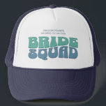 Retro Bachelorette Party Bruid Squad Bruidsmeisje Trucker Pet<br><div class="desc">Maak een plons op uw aankomende vrijgezellenfeest met deze prachtige retro vrijgezellenfeest gepersonaliseerde merchandise. Of je nu een strandtrip, een meisjesvakantie of een beste vriendenvakantie aan het vieren bent, deze op maat gemaakte groovy vrijgezellenfeestartikelen zijn de perfecte aanvulling op je onvergetelijke vakantie. Voeg een persoonlijke touch toe aan je vrijgezellenfeestsouvenir...</div>