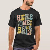 Retro Bachelorette party Here Comes the Bride on b T-shirt (Voorkant)
