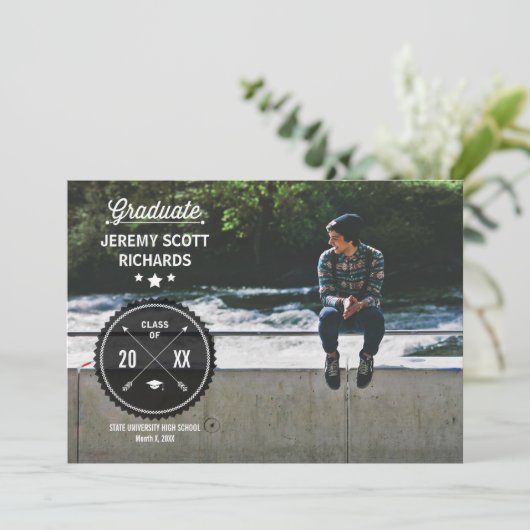Retro Badge & Pijlen Foto Afstuderen Uitnodiging (Staand voorkant)