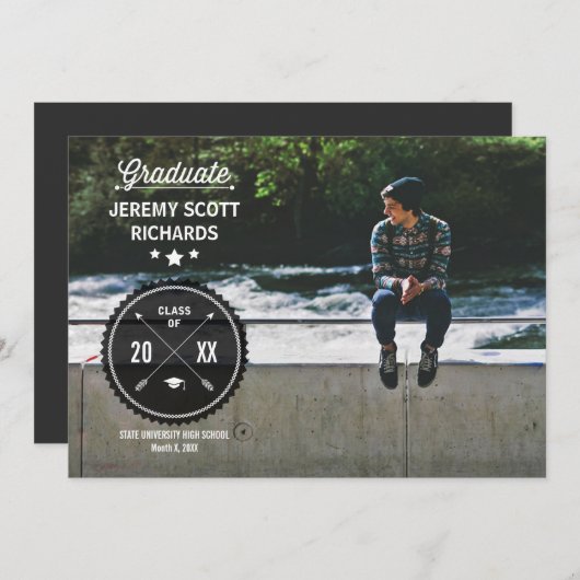 Retro Badge & Pijlen Foto Afstuderen Uitnodiging (Voorkant / Achterkant)