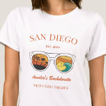 Retro Beach Bachelorette Party Meisjes Trip Custom T-shirt<br><div class="desc">Maak een plons op uw aankomende vrijgezellenfeest met deze prachtige strand vrijgezellenfeest gepersonaliseerde t-shirts. Of je nu een stranduitstap, een meisjesvakantie of een beste vriendenvakantie viert, deze custom beach bachelorette party t-shirts zijn de perfecte aanvulling op je onvergetelijke uitje. Voeg een persoonlijke touch toe aan uw vrijgezellenfeestkleding met aangepaste naam,...</div>
