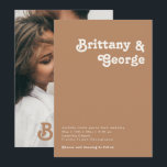 Retro Beach | Casual bruin fotoMonogram Kaart<br><div class="desc">Dit retro strand | De bruine casual foto-monogram is perfect voor je eenvoudige , kleurrijke tropische boho-zomerbruiloft. Het unieke bohemische middeleeuwse lettertype geeft dit ontwerp een klassiek, minimalistisch hippiebeeld. Stel dat je op zoek bent naar een design dat heldere, rustige oceaankleuren bevat voor je creatieve 70's strandbruiloft. In dat hoesje...</div>