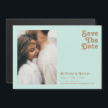 Retro Beach | Horizontaal Aqua sparen de datum Magnetische Uitnodiging<br><div class="desc">Dit retro strand | waterhorizontaal, behalve de datum waarop de magnetische uitnodiging perfect is voor je eenvoudige , kleurrijke tropische boho zomerbruiloft. Het unieke bohemische middeleeuwse lettertype geeft dit ontwerp een klassiek, minimalistisch hippiebeeld. Stel dat je op zoek bent naar een design dat heldere, rustige oceaankleuren bevat voor je creatieve...</div>