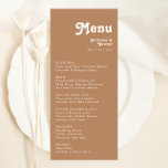Retro Beach | Menu Bruin weddenschap<br><div class="desc">Dit retro strand | Het bruine huwelijksdinermenu is perfect voor je eenvoudige , kleurrijke tropische boho zomerbruiloft. Het unieke bohemische middeleeuwse lettertype geeft dit ontwerp een klassiek, minimalistisch hippiebeeld. Stel dat je op zoek bent naar een design dat heldere, rustige oceaankleuren bevat voor je creatieve 70's strandbruiloft. In dat hoesje...</div>