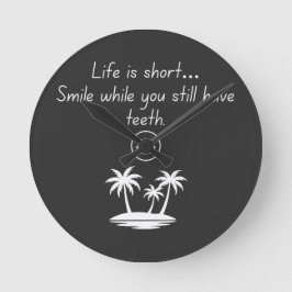 Retro Beach Vibe Smiley Face T-shirt - Grappige Hu Ronde Klok
