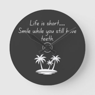 Retro Beach Vibe Smiley Face T-shirt - Grappige Hu Ronde Klok