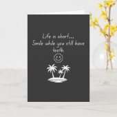 Retro Beach Vibe Smiley Face Tee - Funny Humor Kaart (Gele Bloem)