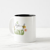 Retro "Bee Kind" Koffie Mok, Geweldige geschenken Tweekleurige Koffiemok (Voorkant links)