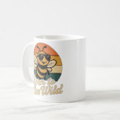Retro Bee zonnebril geboren om wild te zijn Koffiemok (Voorkant links)