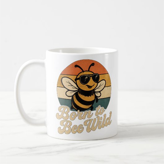 Retro Bee zonnebril geboren om wild te zijn Koffiemok (Links)