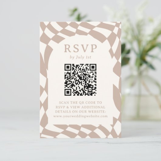 Retro Beige Checkerboard QR Code Bruiloft RSVP Kaartje (Staand voorkant)