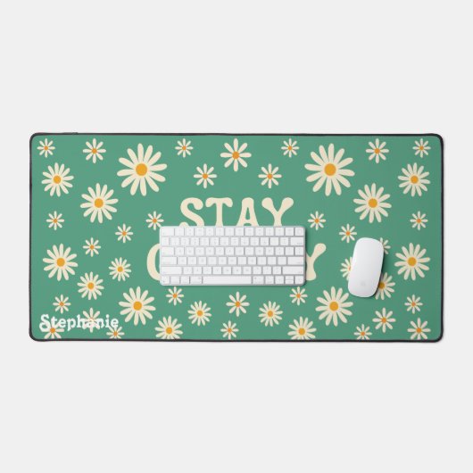 Retro Beige Daisies Stay Groovy Green Script Naam Bureaumat (Keyboard & Muis)