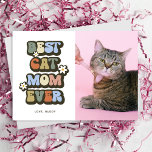 Retro Best Cat Ma Birthday Moederdag Kaart<br><div class="desc">Behandel een katteneigenaar op deze coole retro bont moederdag kaart met het gezegde 'BEST CAT MOM EVER' in een meerkleurige  60s lettertype,  vettige witte bloemen,  een foto van hun schattige kitten en de huisdiernaam. Dit gepersonaliseerde wenskaart zou perfect zijn voor de moederdag of voor iemand die jarig is!</div>