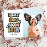 Retro Best Dog Ma Birthday Moederdag Kaart<br><div class="desc">Behandel een eigenaar van een hond op deze coole retro pet moederdag kaart met het gezegde 'BEST DOG MOM EVER' in een 60s-lettertype met meerdere kleuren, vettige witte bloemen, een foto van hun schattige hond en de naam van het huisdier. Dit gepersonaliseerde wenskaart zou perfect zijn voor de moederdag of...</div>