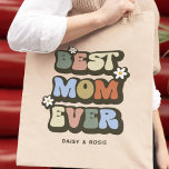 Retro Best mam Ever Photo Tote Bag<br><div class="desc">Behandel je moeder naar deze hippie retro canvas tas met het gezegde 'BEST MOM EVER' in een meerkleurige  60s/70s lettertype,  vettige witte bloemen,  en de namen van wie er vandaan komt. Deze bizarre mam-tas zou het perfecte moederdag cadeau of een 1-van-een-aardig cadeau maken voor haar verjaardag!</div>