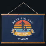 Retro Big Brother Golf Lover Birthday Room Hangend Wandkleed<br><div class="desc">Retro Best Bro by Par design kun je aanpassen voor vader, stiefvader, opa of elke golfenthousiast die ook een bro is. Ideaal geschenk voor de beste vader, stappappa of grootvader ooit die van clubsport houdt of golft De tekst "BEST BIG BRO BY PAR" kan met elke pap-moniker worden aangepast door...</div>