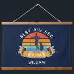 Retro Big Brother Golf Lover Birthday Room Hangend Wandkleed<br><div class="desc">Retro Best Bro by Par design kun je aanpassen voor vader, stiefvader, opa of elke golfenthousiast die ook een bro is. Ideaal geschenk voor de beste vader, stappappa of grootvader ooit die van clubsport houdt of golft De tekst "BEST BIG BRO BY PAR" kan met elke pap-moniker worden aangepast door...</div>