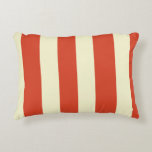 Retro Big Top Striped Accent Pillow Decoratief Kussen<br><div class="desc">Stap omhoog, mensen! Stap meteen naar de verbluffende Retro Big Top Striped Accent Pillow. Ja, kom er maar één. Dit klassieke patroon heeft brede, rode en crèmestrepen die doen denken aan een grote circustent. Dit ontwerp pareert prachtig met de Circus-lijn van StrangeLittleOnion. Net als het circus zelf is dit ontwerp...</div>