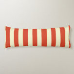 Retro Big Top Striped Body Pillow Lichaamskussen<br><div class="desc">Stap omhoog, mensen! Stap meteen naar de verbluffende Retro Big Top Striped Body Pillow. Ja, kom er maar één. Dit klassieke patroon heeft brede, rode en crèmestrepen die doen denken aan een grote circustent. Dit ontwerp pareert prachtig met de Circus-lijn van StrangeLittleOnion. Net als het circus zelf is dit ontwerp...</div>