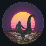 Retro Bigfoot Riding over de Loch Ness Ronde Sticker<br><div class="desc">Retro Bigfoot Riding the Loch Ness Monster Funny Classic Round Sticker Classic Collectie.</div>