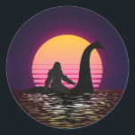 Retro Bigfoot Riding over de Loch Ness Ronde Sticker<br><div class="desc">Retro Bigfoot Riding the Loch Ness Monster Funny Classic Round Sticker Classic Collectie.</div>
