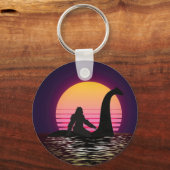 Retro Bigfoot Riding the Loch Ness Basic Button Sleutelhanger (Voorkant)