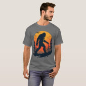 Retro Bigfoot Sasquatch met zonsondergang T-shirt (Voorkant volledig)