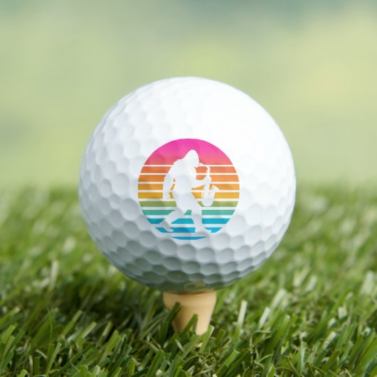 Retro Bigfoot Saxofoon Zonsondergang Design Golfballen (Insitu Shirt)