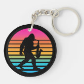 Retro Bigfoot Saxofoon Zonsondergang Sleutelhanger (Achterkant)