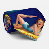  Retro Billy DeVorss Surfer Pinup meisje Stropdas (Opgerold)