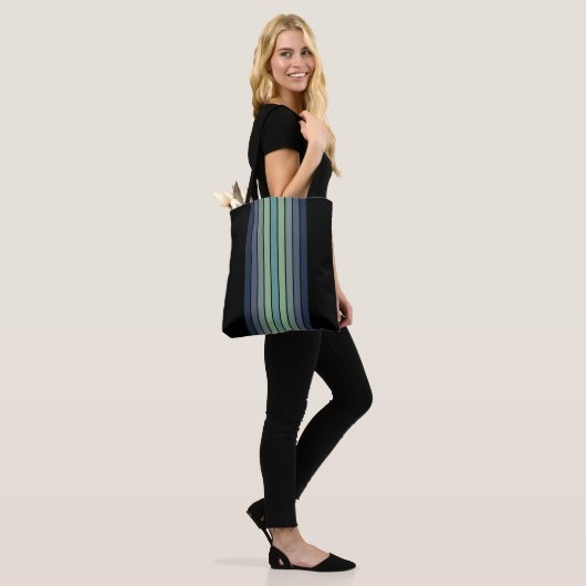 Retro blauw & groen surfboard gestreept tote bag (Op model)