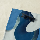 Retro Blauwe Camouflage Golven Modern Monogram Strandlaken (In situ)