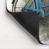 Retro blauwe fiets met schelpen muismat (Hoek)