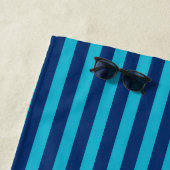 Retro blauwe gestreepte strand badhanddoek cadeau (In situ)