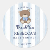 Retro blauwe strepen teddybeer baby shower gunst ronde sticker (Voorkant)