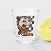 Retro Blijf praten Feral Possum: Angry Wild Animal Shot Glas (Voorkant)
