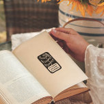 Retro Bloem Vetgedrukte Boekplaat Ex Libris Boek Zelfinktende Stempel<br><div class="desc">Gepersonaliseerde boekenpostzegels voor leraren,  bibliothecarissen en boekenliefhebbers. Een elegant,  bloemig ontwerp met jouw naam en een handgetekende bloemenillustratie. De tekst is in een gedurfde retro-stijl typografie. Bezoek onze winkel voor meer aangepaste boekenpostzegels.</div>