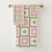 Retro Bloemen Checker Patroon Roze en Groen Bad Handdoek (Insitu)