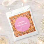 Retro Bloemen Roze Sinaasappels Bat Mitzvah Aangep Bedankzakje<br><div class="desc">Deze aangepaste gunstzakken voegen een feestelijke en gepersonaliseerde touch toe aan uw feest! Met een levendig geometrisch en bloemig ontwerp in warme roze, sinaasappels en goud, zijn ze ideaal voor een Bat Mitzvah of een speciale gebeurtenis. Het moderne circulaire lijst belicht de naam en datum van de celebrant en creëert...</div>