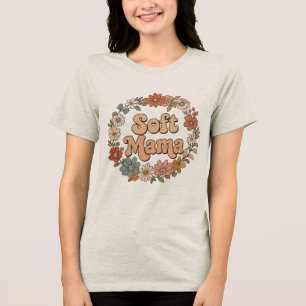 Retro bloemenkrans "Soft Mama" Groovy typografie Tri-Blend Shirt