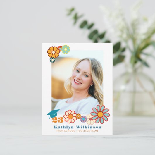 Retro Bloemige Elegante Script Chic Foto Afstudere Aankondigingskaart (Staand voorkant)