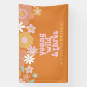 Retro bloemige Young Wild drie verjaardag Spandoek (Verticaal)
