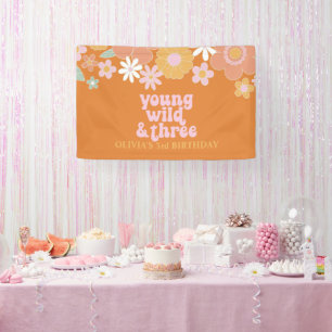 Retro bloemige Young Wild drie verjaardag Spandoek