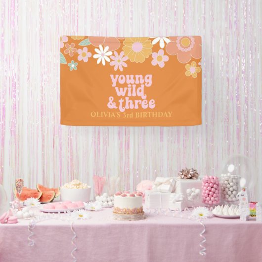 Retro bloemige Young Wild drie verjaardag Spandoek (Feest)