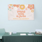 Retro Bloemige Young Wild Drie Verjaardagsbanner Spandoek (Beurs)