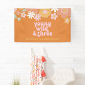 Retro Bloemige Young Wild Drie Verjaardagsbanner Spandoek (Insitu)