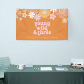 Retro Bloemige Young Wild Drie Verjaardagsbanner Spandoek (Beurs)